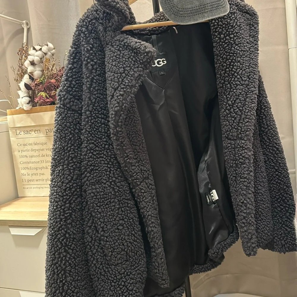 UGG Black Sherpa Jacket - Picture 2 of 4